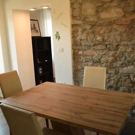 Comfortable & In Village Centre Komen