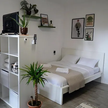 Апартаменты Family & In Village Center Комен